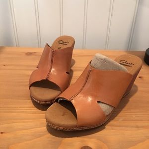 Clarks NIB Helio Island Slides Tan - Size 5.5